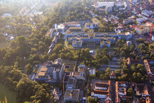 Vue aérienne de Hôpital universitaire Erlangen avec clinique de neurologie et de dermatologie à le quartier Altstadt in Erlangen dans le département Bavière, Allemagne