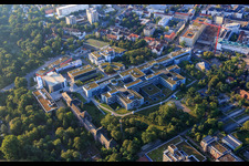 Vue aérienne de Hôpital universitaire Erlangen avec clinique de neurologie et de dermatologie à le quartier Altstadt in Erlangen dans le département Bavière, Allemagne