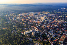 Vue aérienne de Vieille ville vue du nord-ouest à le quartier Stubenloh in Erlangen dans le département Bavière, Allemagne