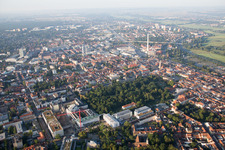 Vue aérienne de Jardin du château Erlangen à le quartier Markgrafenstadt in Erlangen dans le département Bavière, Allemagne