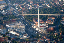 Vue aérienne de Centrale électrique et tour d'échappement de la centrale électrique au charbon et Erlangen arcades à le quartier Rathausplatz in Erlangen dans le département Bavière, Allemagne