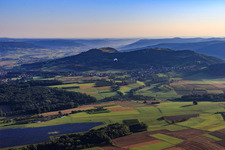 Vue aérienne de Montgolfière dans la brume matinale de la Suisse franconienne survolant l'espace aérien à le quartier Schlaifhausen in Wiesenthau dans le département Bavière, Allemagne