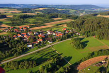 Vue aérienne de Vue du village depuis le nord-est à le quartier Thuisbrunn in Gräfenberg dans le département Bavière, Allemagne