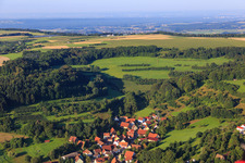 Vue aérienne de Vue du village depuis le nord-est à le quartier Pommer in Igensdorf dans le département Bavière, Allemagne