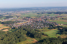 Vue aérienne de Champs agricoles et terres agricoles à Langensendelbach dans le département Bavière, Allemagne