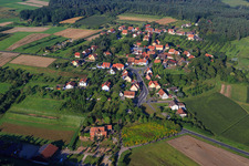 Vue aérienne de Vue du village depuis l'est à le quartier Adlitz in Marloffstein dans le département Bavière, Allemagne