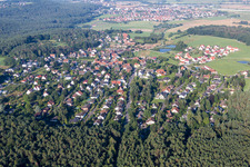 Vue aérienne de Zone de peuplement à le quartier Bräuningshof in Langensendelbach dans le département Bavière, Allemagne