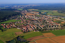Vue aérienne de Vue de la ville sur l'A73 depuis le nord-est à Bubenreuth dans le département Bavière, Allemagne