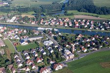 Vue aérienne de Les rives de la Regnitz dans le district de Kleinseebach à Möhrendorf dans le département Bavière, Allemagne