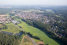 Vue aérienne de Village - Vue à le quartier Dechsendorf Ost in Erlangen dans le département Bavière, Allemagne