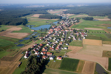 Vue aérienne de Zones riveraines de l'étang du village à le quartier Untermembach in Heßdorf dans le département Bavière, Allemagne