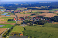Vue aérienne de Église fortifiée Hannberg à le quartier Hannberg in Heßdorf dans le département Bavière, Allemagne