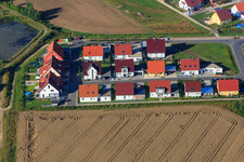 Vue aérienne de Nouvelle zone de développement Am Ochsenweiher à Weisendorf dans le département Bavière, Allemagne