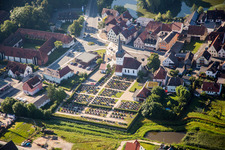 Vue aérienne de Église et cimetière de la paroisse évangélique luthérienne Weisendorf-Rezelsdorf à Weisendorf dans le département Bavière, Allemagne