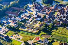 Vue aérienne de Château Weisendorf et église évangélique luthérienne au cimetière Weisendorf à Weisendorf dans le département Bavière, Allemagne