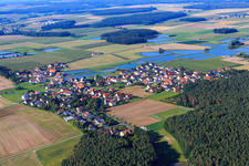 Vue aérienne de Paysage d'étangs à poissons franconiens de la communauté de pêcheurs sportifs Geinzer-Weiher-Buch derrière le village à le quartier Buch in Weisendorf dans le département Bavière, Allemagne
