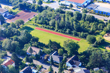 Vue aérienne de Piste de pompage Erlangen Frauenaurach et piste cendrée de l'école primaire Frauenaurach à le quartier Frauenaurach in Erlangen dans le département Bavière, Allemagne