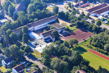 Vue aérienne de École primaire Frauenaurach à le quartier Frauenaurach in Erlangen dans le département Bavière, Allemagne