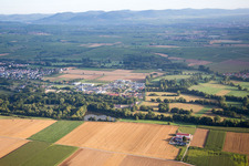 Vue aérienne de Maison pas chère, zone industrielle est à Billigheim-Ingenheim dans le département Rhénanie-Palatinat, Allemagne