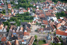 Quartier Billigheim in Billigheim-Ingenheim dans le département Rhénanie-Palatinat, Allemagne du point de vue du drone