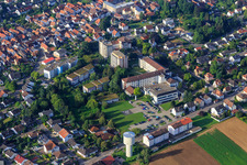 Vue aérienne de Asklepios Südpfalzkliniken depuis le nord-est au château d'eau à Kandel dans le département Rhénanie-Palatinat, Allemagne