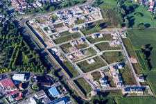 Vue aérienne de Chantiers de construction pour le nouveau quartier résidentiel d'un lotissement de maisons unifamiliales à Niederwiesen à Wörth am Rhein dans le département Rhénanie-Palatinat, Allemagne