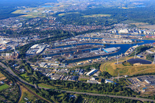 Vue aérienne de Du nord à le quartier Rheinhafen in Karlsruhe dans le département Bade-Wurtemberg, Allemagne