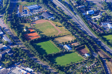 Vue aérienne de Terrains de sport de DJK Blau-Weiß Mühlburg eV et courts de tennis de Turnerschaft Mühlburg 1861 eV à le quartier Mühlburg in Karlsruhe dans le département Bade-Wurtemberg, Allemagne
