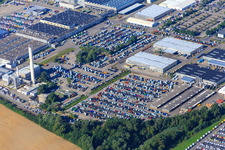 Vue aérienne de Place de parking pour les tracteurs routiers DAIMLIER produits à l'usine automobile de Wörth de l'Industriepark Wörth GmbH à le quartier Maximiliansau in Wörth am Rhein dans le département Rhénanie-Palatinat, Allemagne