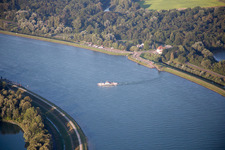 Vue aérienne de Ferry de Drushenheim sur le Rhin à Drusenheim dans le département Bas Rhin, France