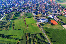 Vue aérienne de Terrain de sport du FC Neuried eV et courts de tennis du TC Altenheim à le quartier Altenheim in Neuried dans le département Bade-Wurtemberg, Allemagne
