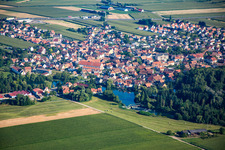 Vue aérienne de Du sud-est à Huttenheim dans le département Bas Rhin, France