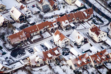Vue aérienne de Nouveau quartier résidentiel d'un lotissement de maisons unifamiliales Kandel dans la cerisaie à Kandel dans le département Rhénanie-Palatinat, Allemagne