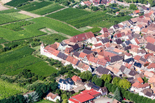 Vue aérienne de Tour de l'ancien mur historique de la ville à Saint-Hippolyte dans le département Haut-Rhin, France