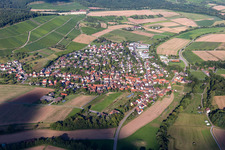 Vue aérienne de Champs agricoles et terres agricoles à le quartier Gündelbach in Vaihingen an der Enz dans le département Bade-Wurtemberg, Allemagne