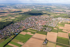 Vue aérienne de Vue des rues et des maisons dans les quartiers résidentiels à Löchgau dans le département Bade-Wurtemberg, Allemagne