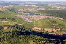 Vue aérienne de Les rives du Neckar à Hessigheim dans le département Bade-Wurtemberg, Allemagne
