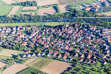 Vue aérienne de Les rives du Neckar à le quartier Kleiningersheim in Ingersheim dans le département Bade-Wurtemberg, Allemagne
