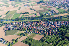 Vue aérienne de Les rives du Neckar à le quartier Kleiningersheim in Ingersheim dans le département Bade-Wurtemberg, Allemagne