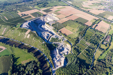 Vue aérienne de Carrière de Mundelsheim pour l'extraction et la production de gravier derrière les vignobles du Neckar à Mundelsheim à le quartier Höpfigheim in Steinheim an der Murr dans le département Bade-Wurtemberg, Allemagne