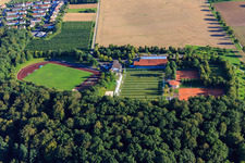 Vue aérienne de Court de tennis du Tennisclub Affalterbach eV et terrain de sport et Herbert-Müller-Halle du TSV 1909 eV à Affalterbach dans le département Bade-Wurtemberg, Allemagne
