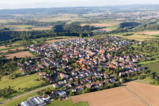 Vue aérienne de Vue des rues et des maisons dans les quartiers résidentiels à le quartier Erbstetten in Burgstetten dans le département Bade-Wurtemberg, Allemagne