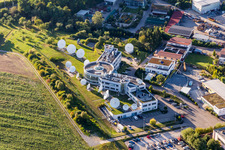 Vue aérienne de Miroirs paraboliques des antennes paraboliques de Signalhorn en Waldrems à le quartier Waldrems in Backnang dans le département Bade-Wurtemberg, Allemagne