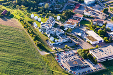 Vue aérienne de Forêt d'antennes paraboliques pour la communication par satellite sur Illerstr. à le quartier Waldrems in Backnang dans le département Bade-Wurtemberg, Allemagne