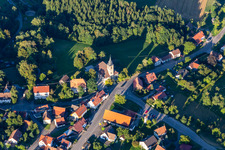 Vue aérienne de Bâtiment d'église au centre du village à le quartier Kirchenkirnberg in Murrhardt dans le département Bade-Wurtemberg, Allemagne