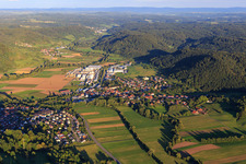 Vue aérienne de Village devant Junginger Naturholzwerk GmbH vu de l'ouest à le quartier Unterrot in Gaildorf dans le département Bade-Wurtemberg, Allemagne
