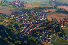 Vue aérienne de Village le matin depuis le nord-est avec l'église Saint-Martin à le quartier Ottendorf in Gaildorf dans le département Bade-Wurtemberg, Allemagne