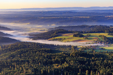 Vue aérienne de Village le matin depuis le nord à le quartier Erlenhof in Fichtenberg dans le département Bade-Wurtemberg, Allemagne