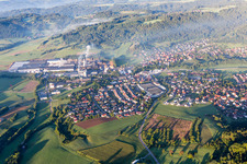 Vue aérienne de Vue des rues et des maisons dans les quartiers résidentiels à Oberrot dans le département Bade-Wurtemberg, Allemagne