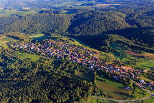Vue aérienne de Village le matin depuis le sud-est à le quartier Prevorst in Oberstenfeld dans le département Bade-Wurtemberg, Allemagne